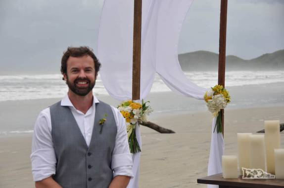O noivo já espera a noiva para a cerimônia de casamento na Praia Grande, na Ilha do Mel, no litoral do Paraná